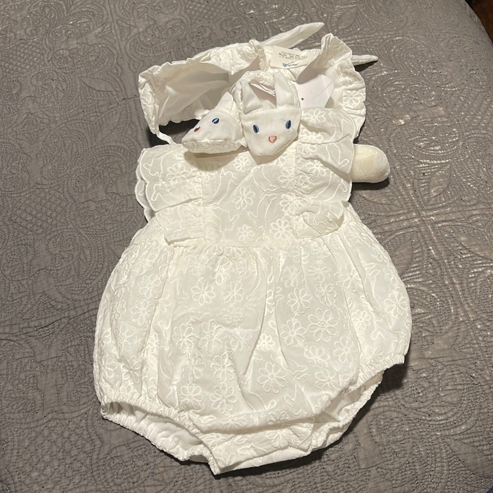 Cute little 3pc Onesies Set w/shoe’s & hat